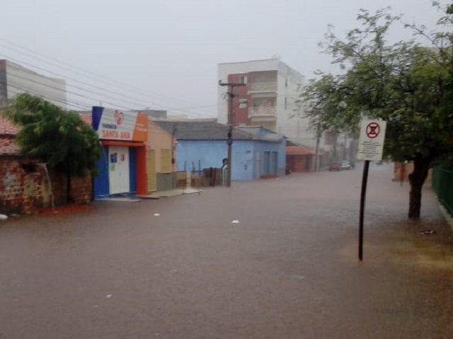 Ruas de Picos ficam alagadas com forte chuva