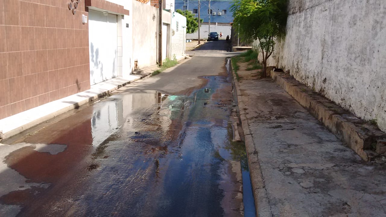 Vazamento de água no bairro Redenção