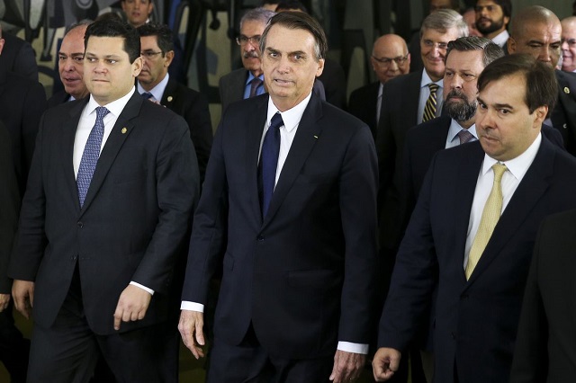 Bolsonaro no Congresso Nacional, ao lado dos presidentes da Câmara, Rodrigo Maia, e Senado, Davi Alcolumbre