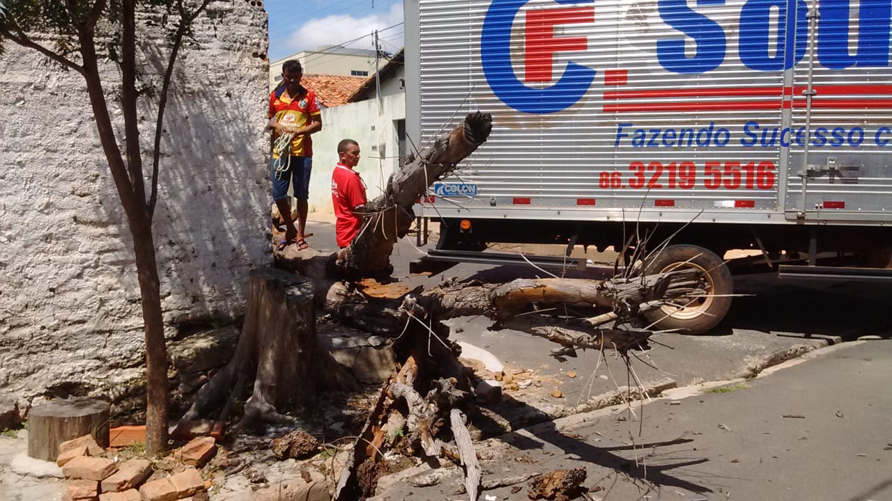 Caminhão causa estragos no bairro Redenção