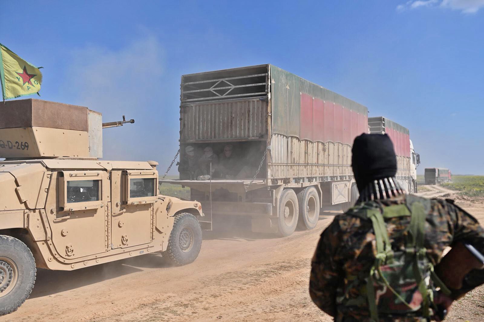 Caminhão com homens, ex-combatentes do Estado Islâmico, e famílias, deixa Baghuz, na Síria