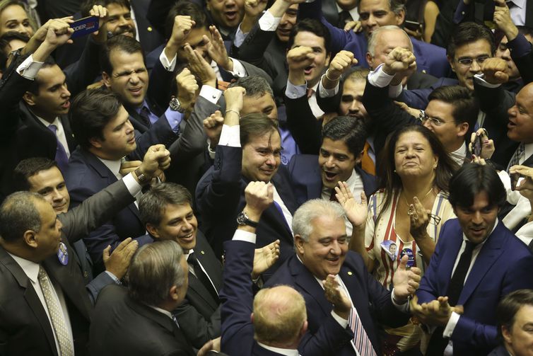 Com 334 votos, o deputado Rodrigo Maia (DEM-RJ) foi reeleito presidente da Câmara dos Deputados em primeiro turno