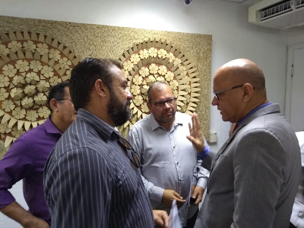 Franzé Silva conversa com representantes dos servidores públicos estaduais