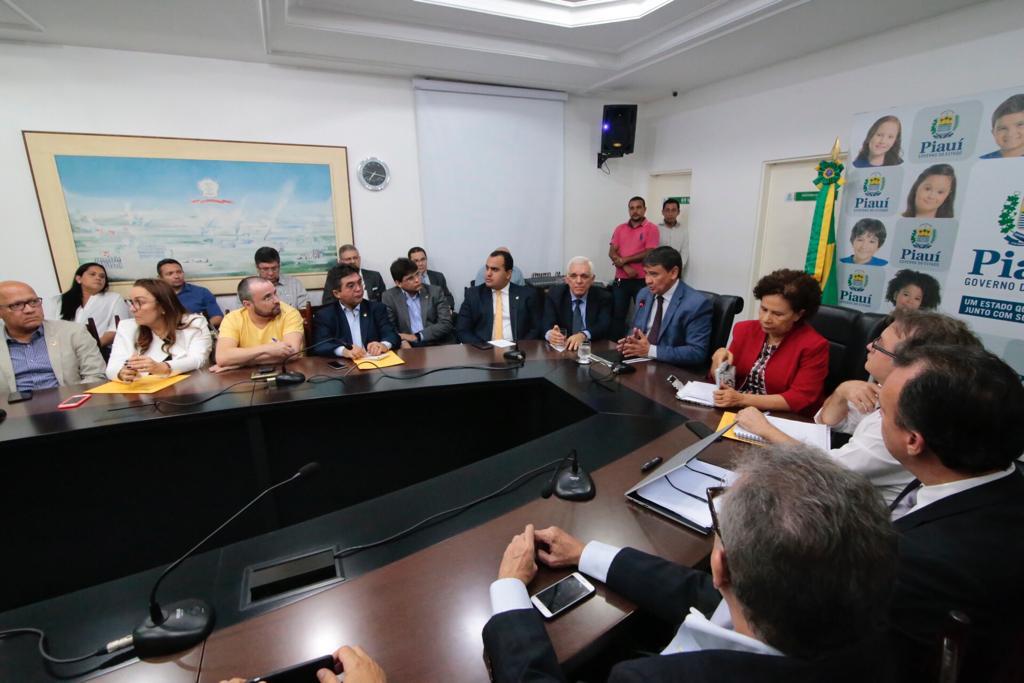 Governador Wellington Dias reunido com deputados e secretários