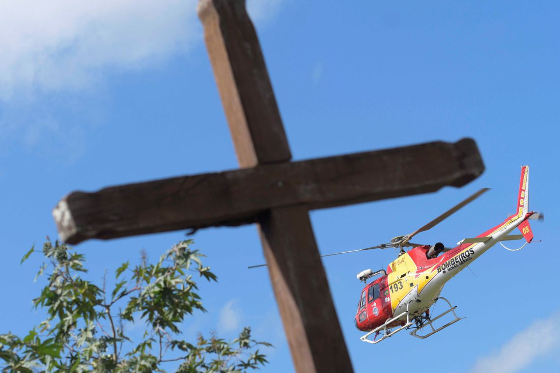 Helicóptero participa do resgate das vítimas