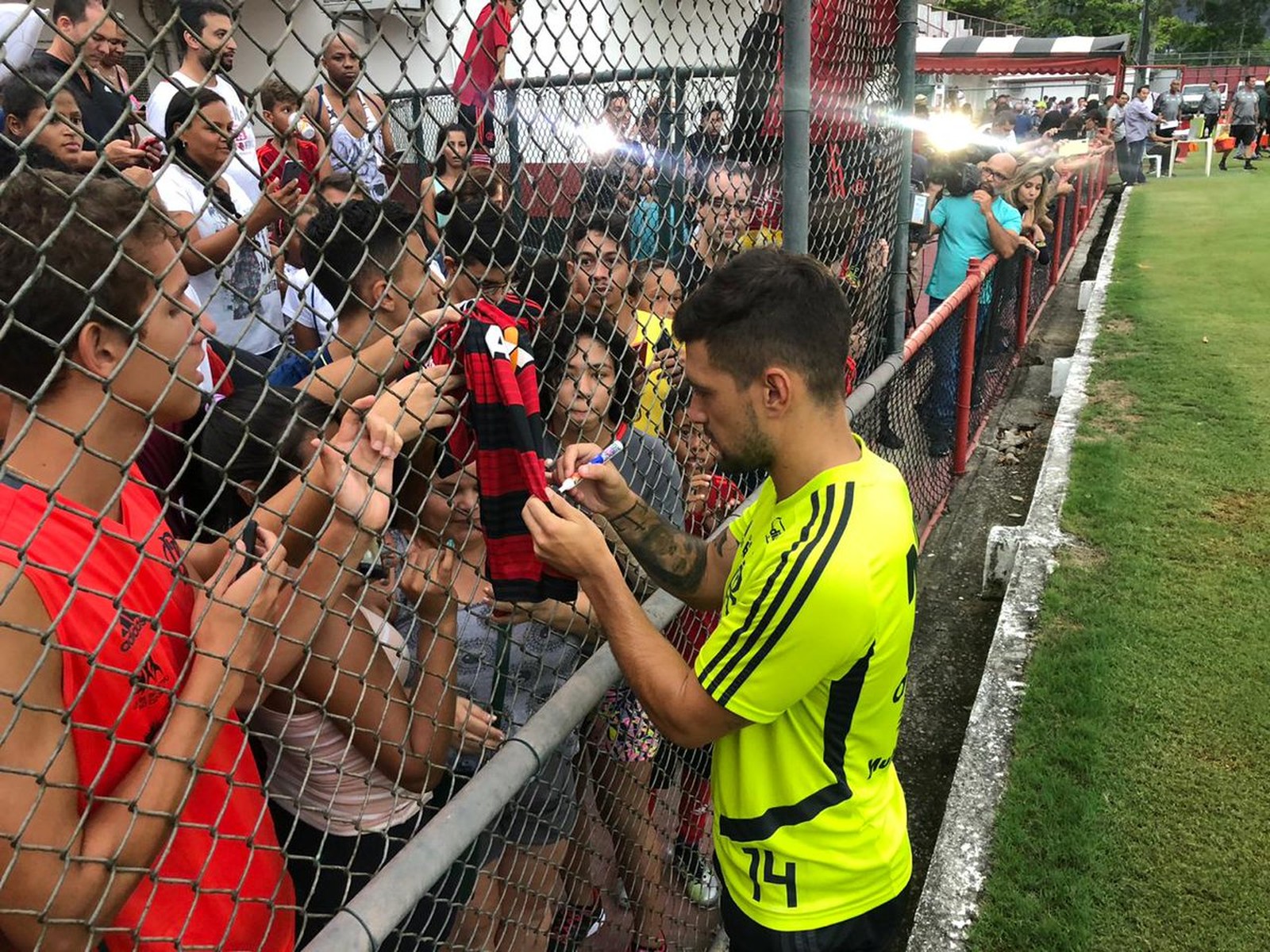 Jogadores dão autógrafos após o treino do Flamengo