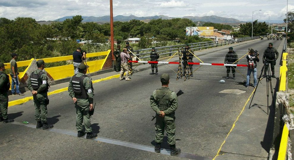 Militares venezuelanos bloqueiam ponte