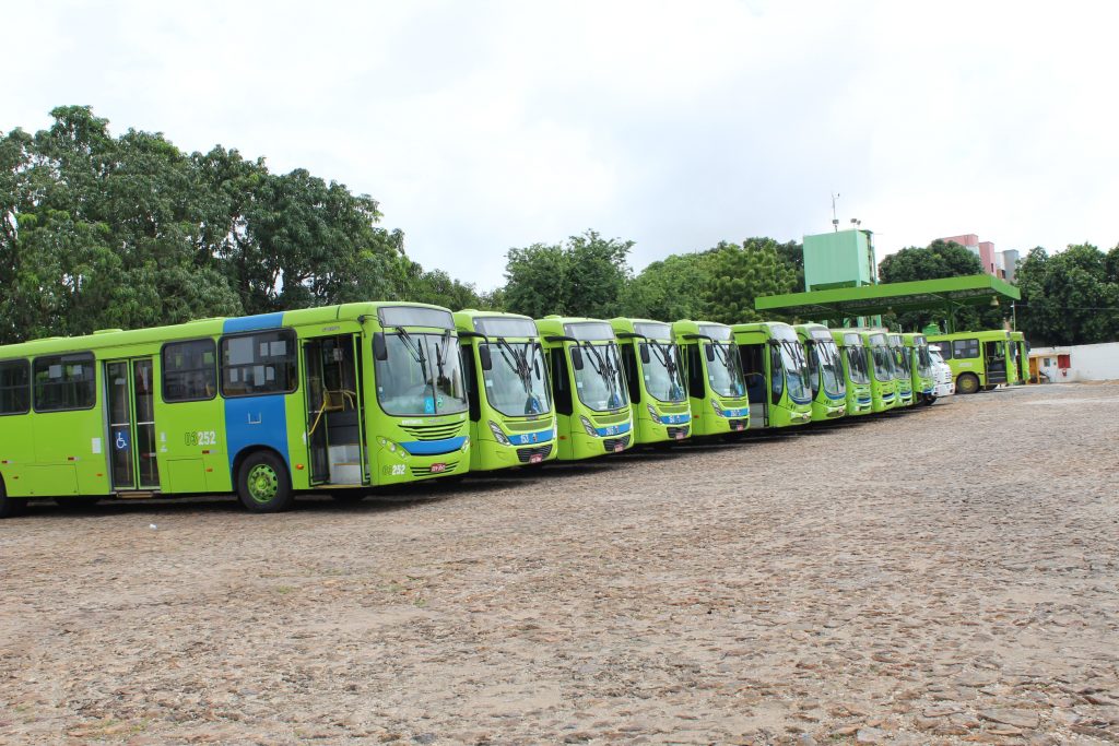 Ônibus nas garagens em Teresina