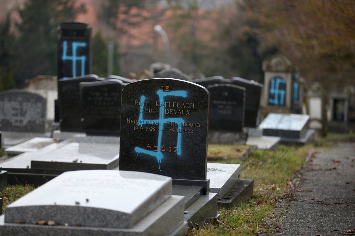 Sepulturas com suásticas são vistas no cemitério judeu em Quatzenheim