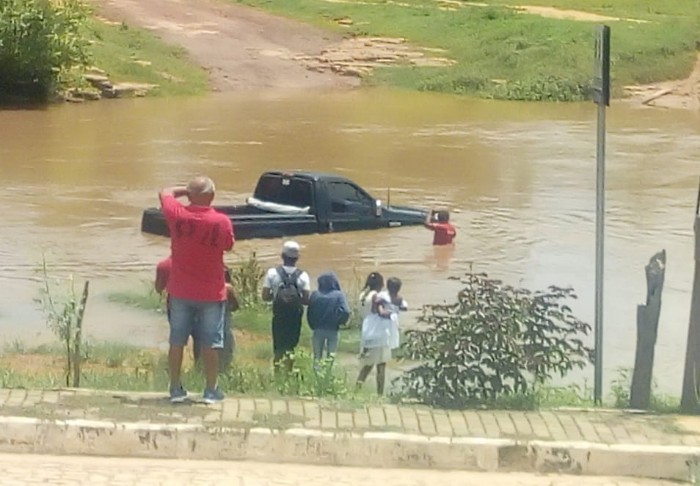 Veículo quase fica submerso ao atravessar rio no interior do Piauí