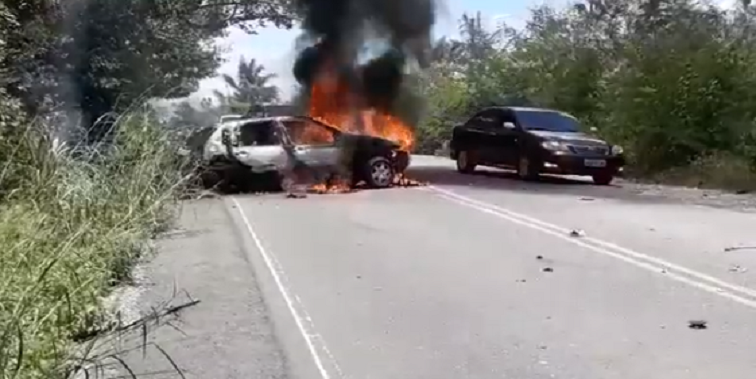 Carro pega fogo após acidente na Ceramica Cil