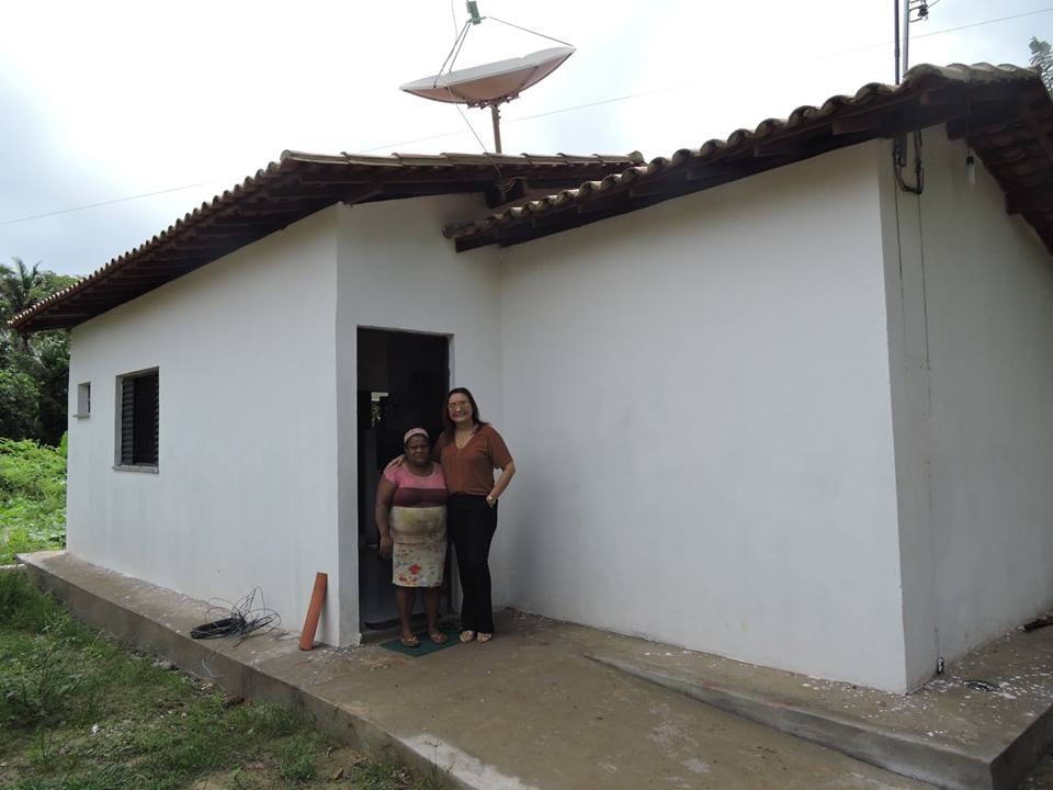 Diretora-geral da ADH, Gilvana Gayoso com moradora