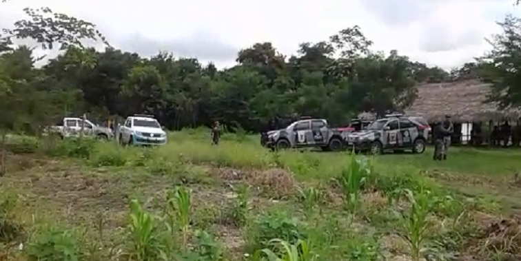 Equipes cumprem ordem de despejo no assentamento Jacarandá