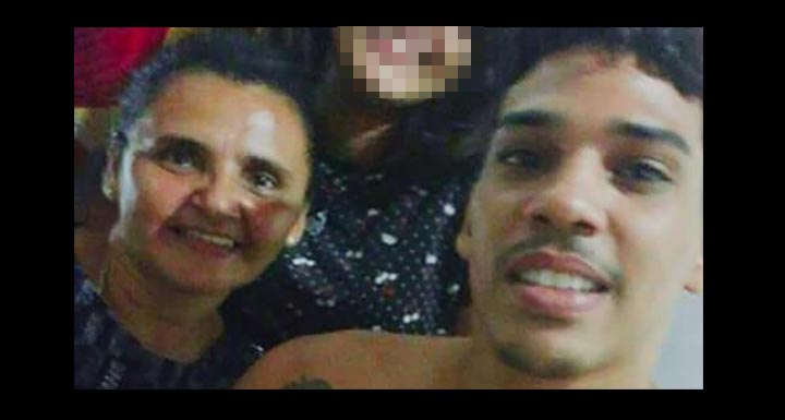 Luciana com o filho Cosme Damião morto por PM