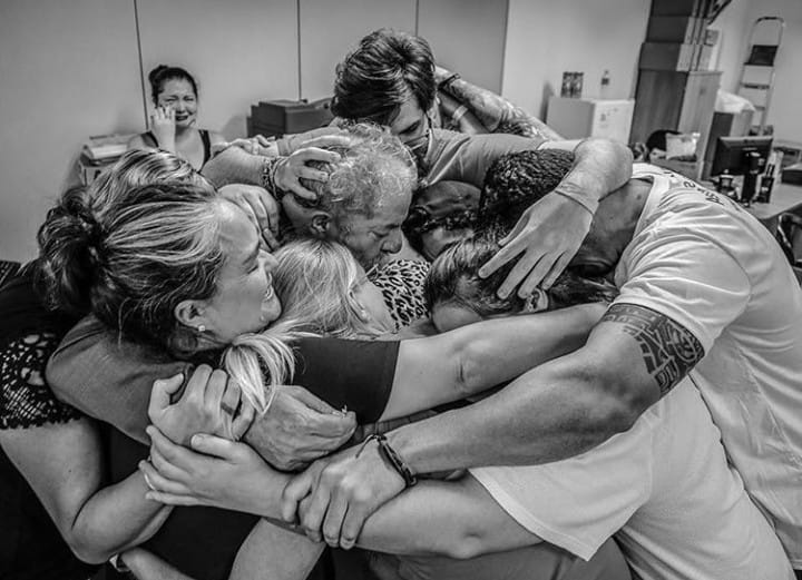 Lula abraça  a família