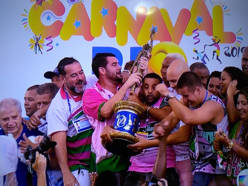 Mangueirenses com o troféu de campeã do Grupo Especial no Rio