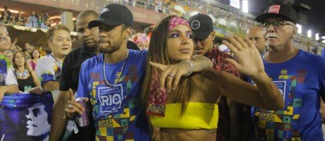 Neymar e Anitta agarradinhos na Sapucaí