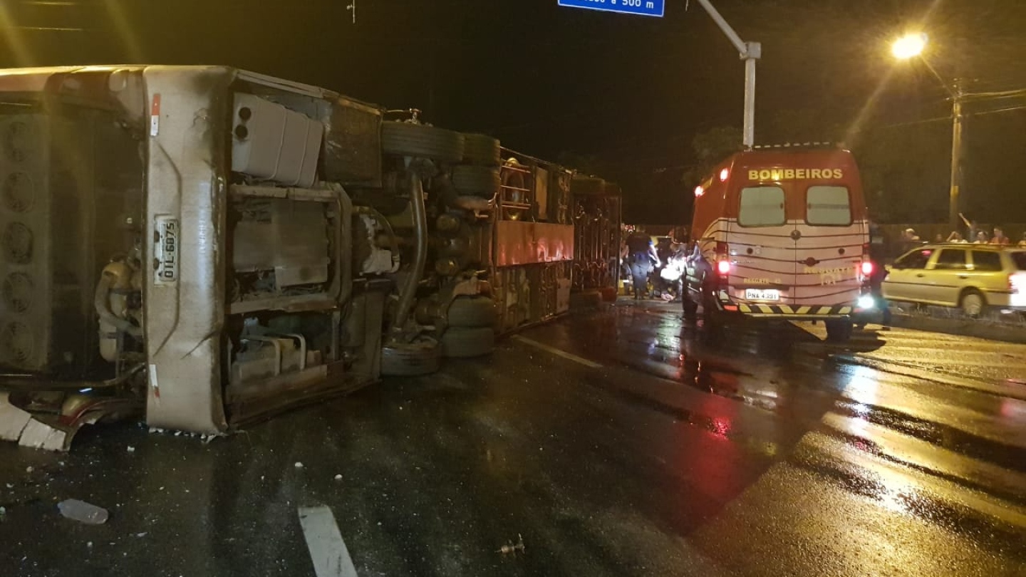 Ônibus da banda Sacode tomba na BR-116