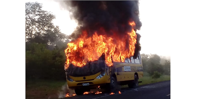 Ônibus escolar pega fogo em Alto Longá