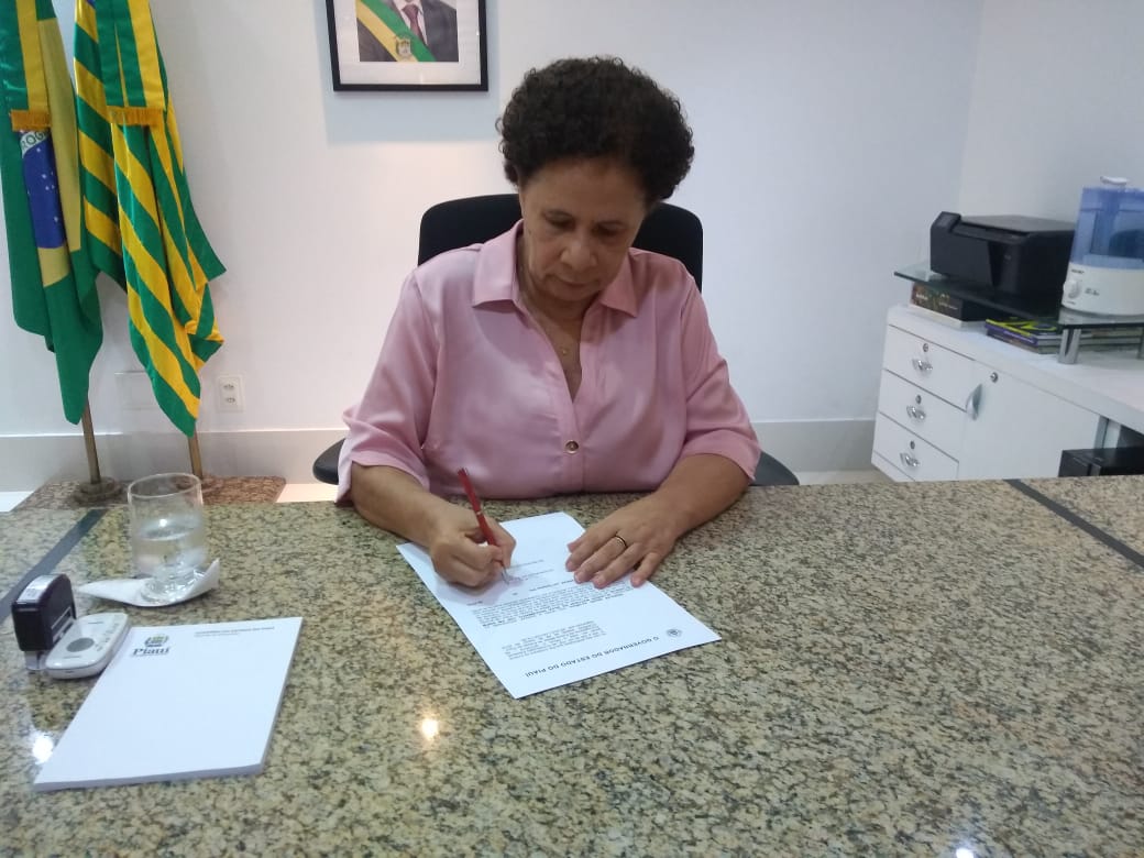Regina Sousa assina decreto