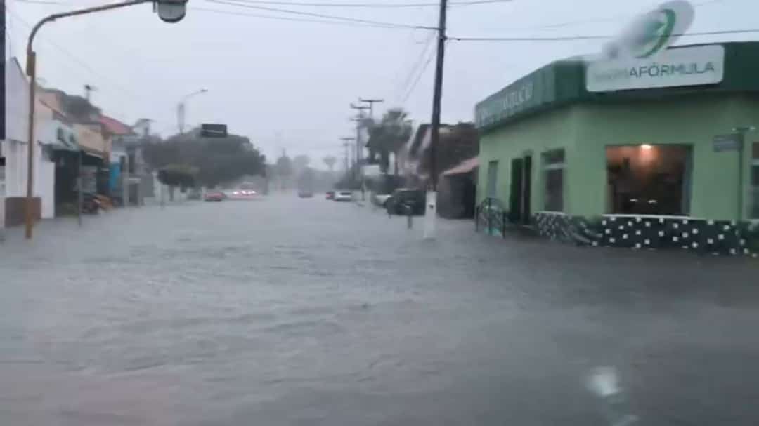 Ruas e avenidas de Parnaíba ficaram submersas depois do temporal