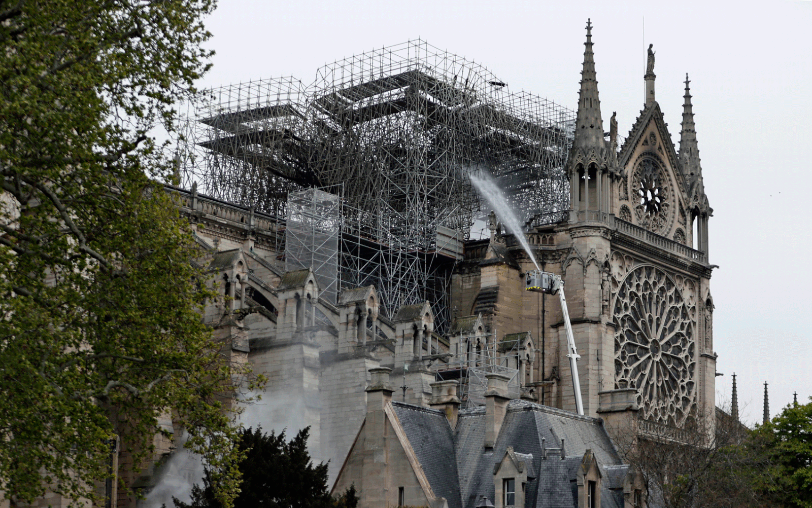 Bombeiros ainda controlam focos na catedral de Notre-Dame