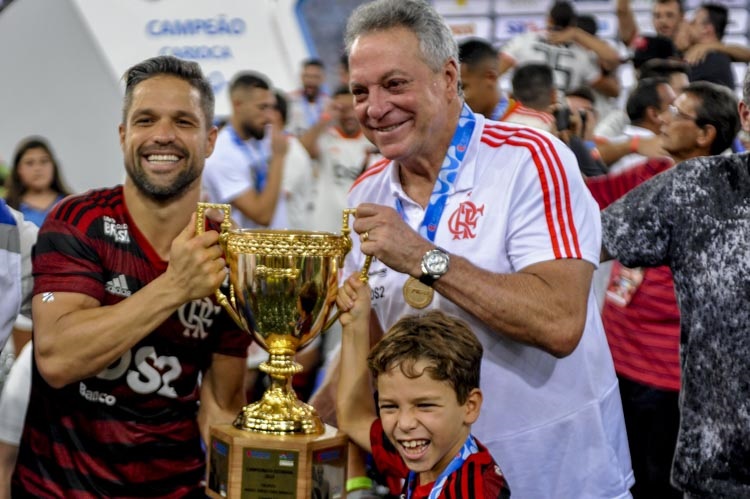 Diego e Abel seguram a taça do Campeonato Carioca de 2019.