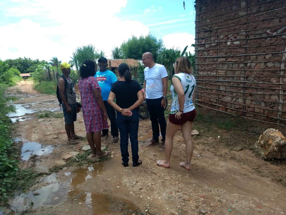 Franzé Silva visita famílias desabrigadas