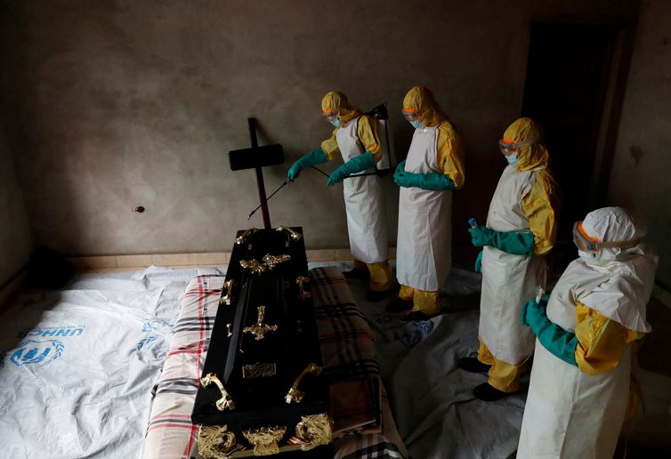 Funcionários do governo tentam combater o Ebola no Congo
