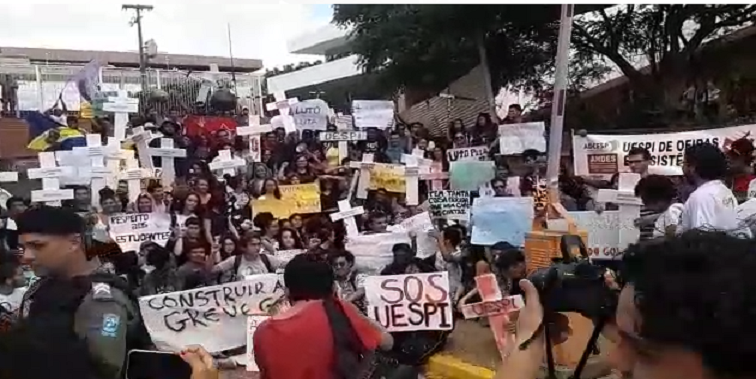 Manifestação de alunos e professores da Uespi