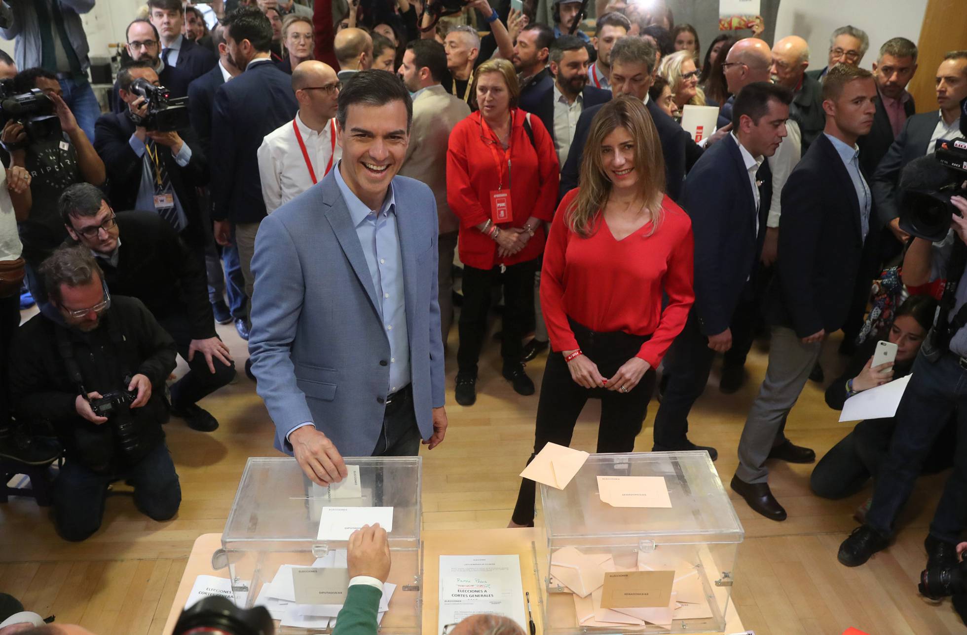 Pedro Sánchez vota em Pozuelo de Alarcón (Madri) junto a sua esposa, Begoña Gómez