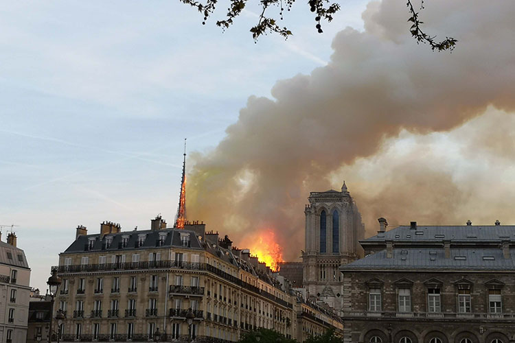 Um incêndio destruiu a catedral de Notre Dame, em Paris