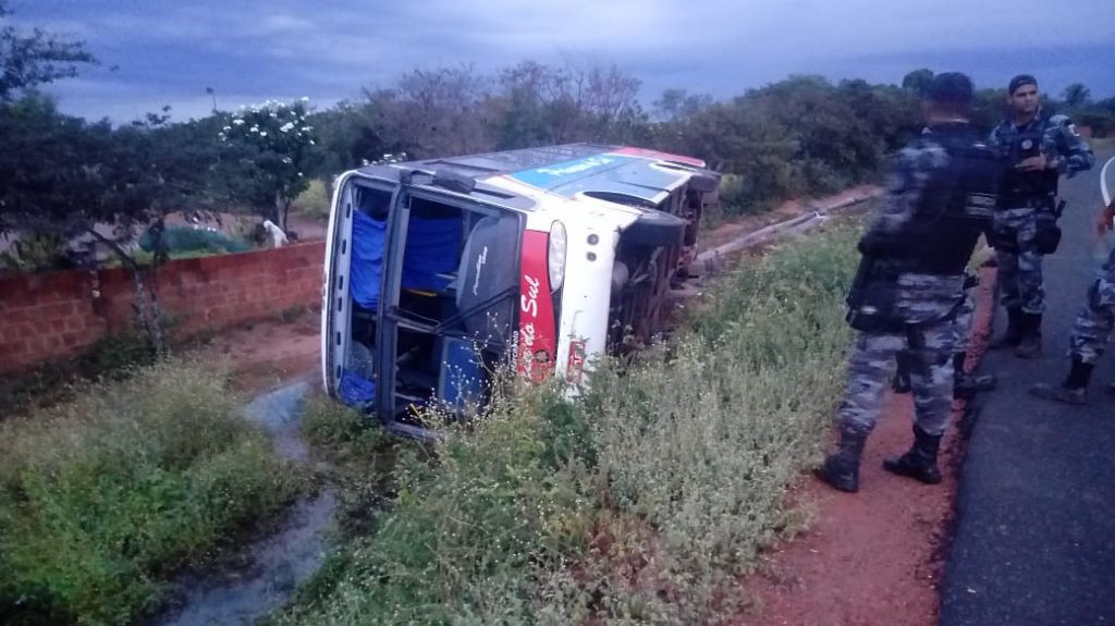 Acidente com ônibus deixa feridos no Sul do Piauí