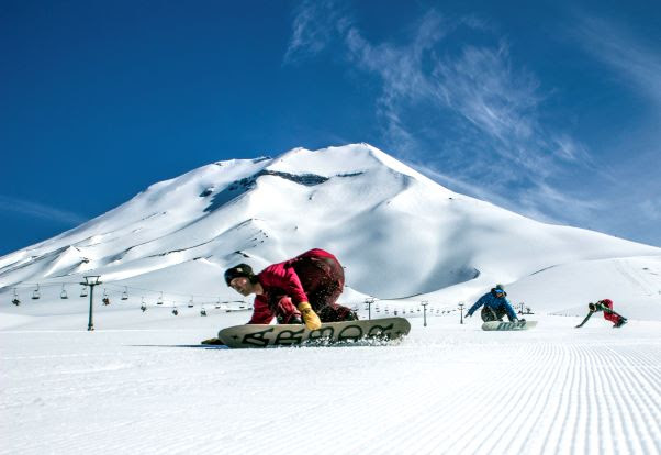 Além da neve de excelente qualidade, os centros de esqui do sul do Chile apresentam cenários panorâmicos de tirar o fôlego, repletos de lagos, vulcões