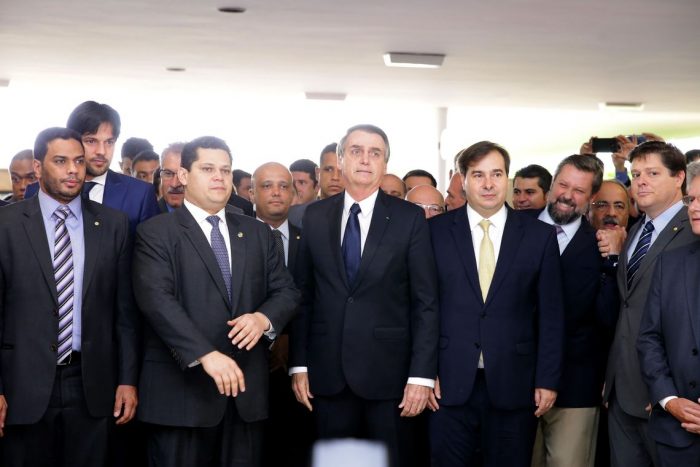 Bolsonaro no Congresso Nacional, ao lado dos presidentes da Câmara, Rodrigo Maia, e Senado, Davi Alcolumbre