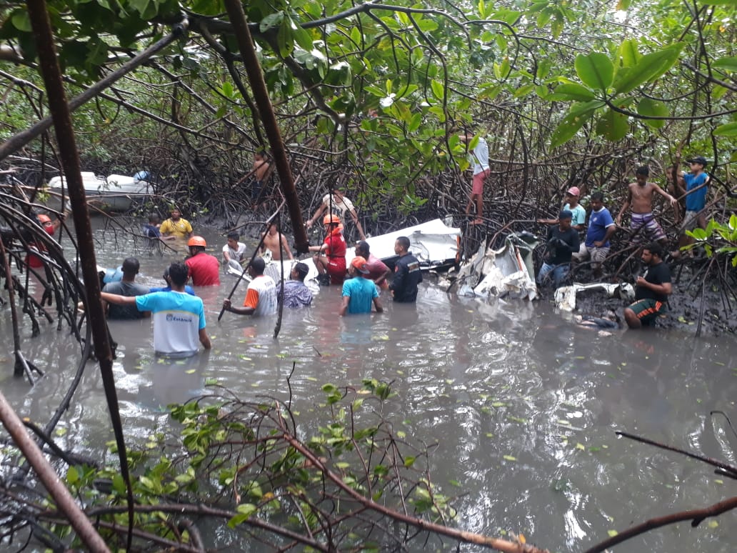 Bombeiros e moradores ajudam nas buscas dos corpos