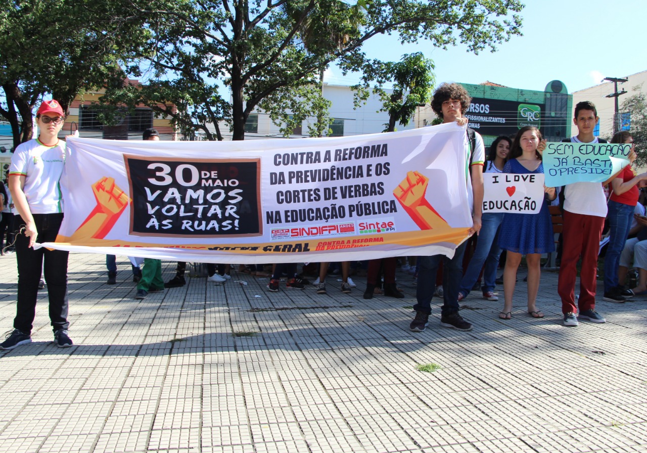 Estudantes voltam às ruas para protestar contra Governo Bolsonaro