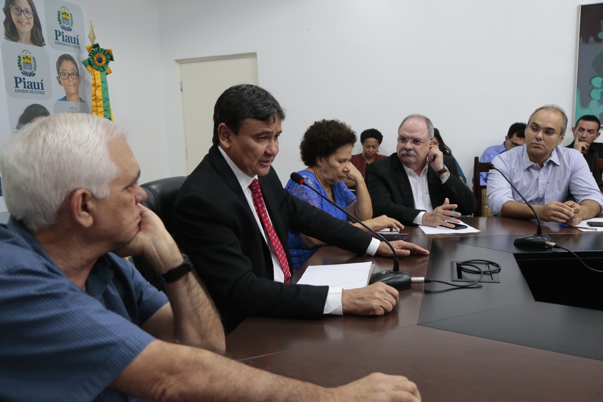 Governador Wellington Dias com os deputados estaduais