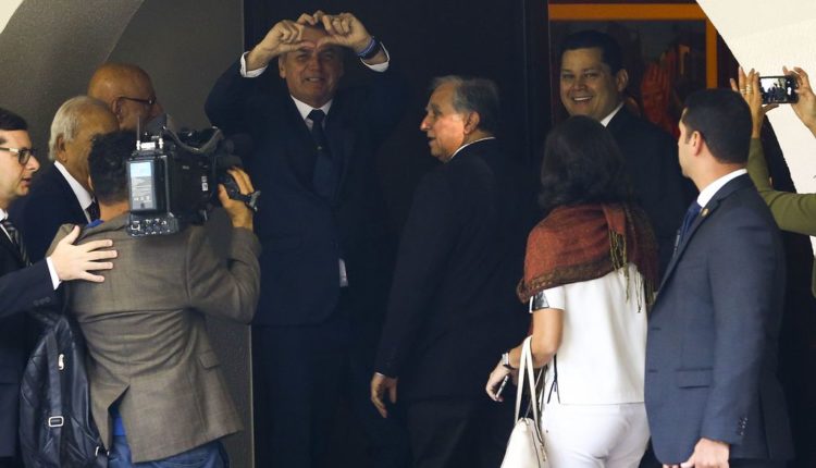 Jair Bolsonaro chega à residência oficial