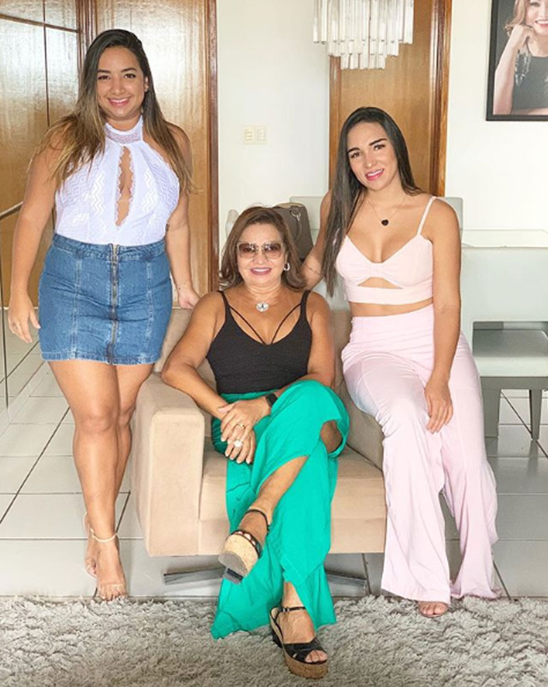 Lúcia Sousa ao lado das filhas Dani e Patrícia Sousa