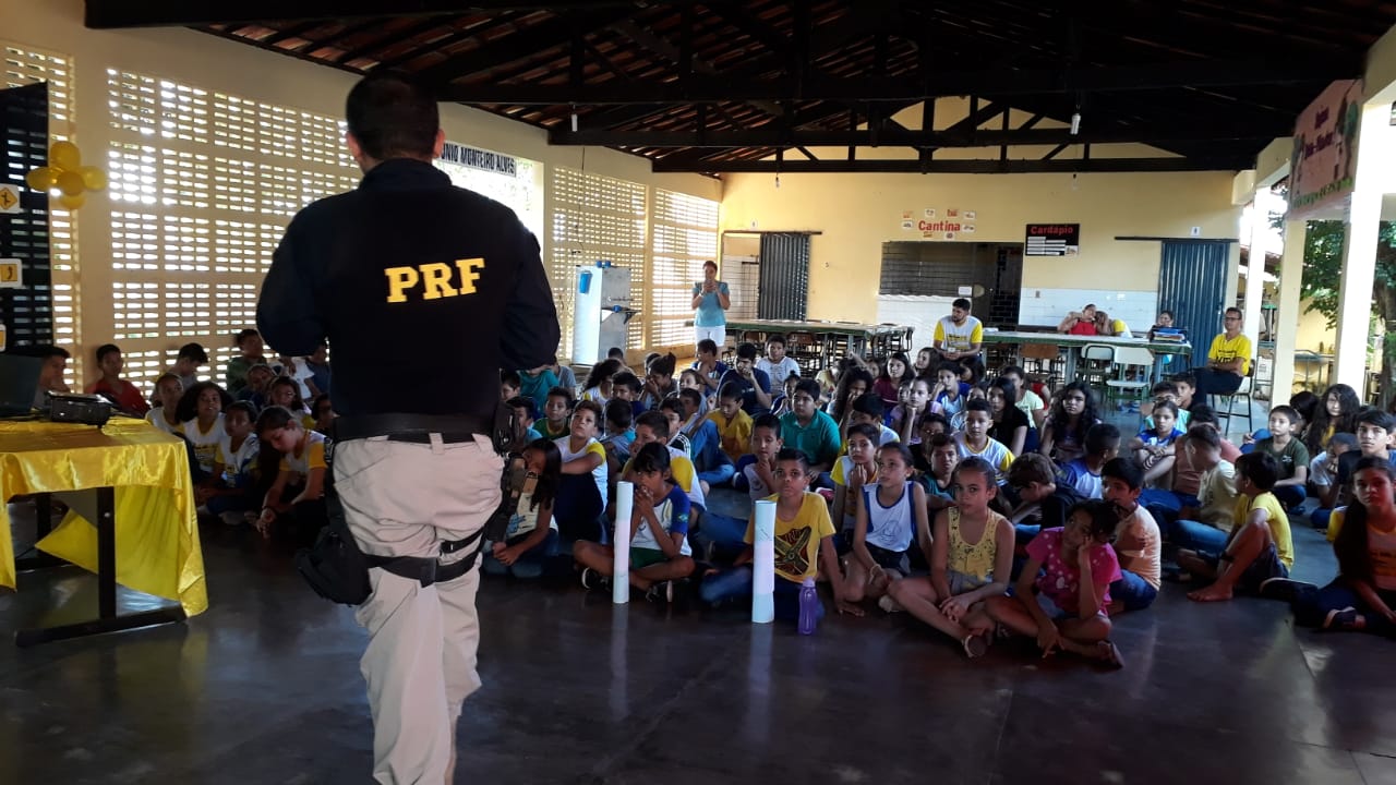 PRF realiza palestra educativa em Piripiri