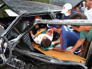 Sobrevivente é retirado do Fiat Uno, que capotou após condutora se assustar ao ser ultrapassada
