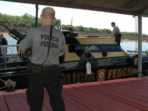 Policiais federais fazem patrulhamento de lancha na frontreira