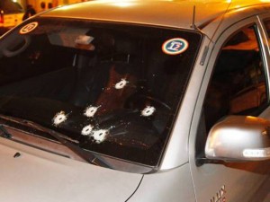 Marcas de tiros no parabrisa da picape do vereador assassinado em Niterói (RJ)