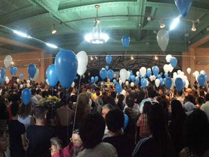 Balões azuis e brancos em homenagem ao jovem Chagas Júnior