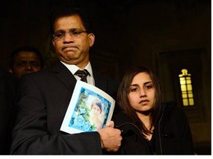 Ben e Lisha, marido e filha de Jacintha Saldanha, no Parlamento britânico