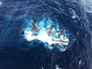 O veleiro afundou com 16 pessoas a bordo