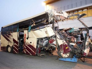 O ônibus teria colidido com a parede do túnel na suíça matando 22 cria nças belgas e seis adultos