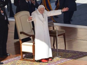 Papa Bento XVI participa da última audiência pública antes de renunciar ao papado