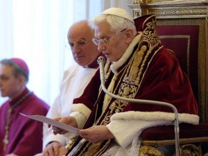 O Papa Bento XVI lê nesta segunda-feira (11) o anúncio de sua renúncia, durante reunião de cardeais no Vaticano. A imagem foi divulgada pelo jornal \'
